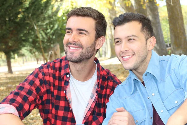 Gay Paar Genieten Van Het Park Herfst — Stockfoto