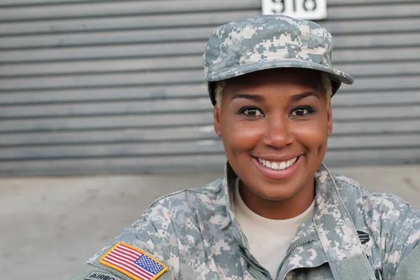 Mujer Afroamericana Soldado Pie Aire Libre Durante Día —  Fotos de Stock