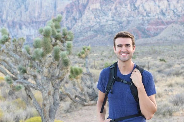 Grand Canyon Reizen Happy Man Bergwandelaar Met Rugzak Rotsachtige Droge — Stockfoto