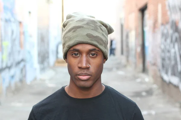 Zbliżenie Portret Przystojny Młody Afryki Człowiek Amerykański Czarny Shirt Kapelusz — Zdjęcie stockowe