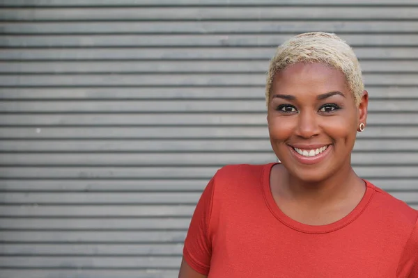 Porträtt Glad Ung Afrikansk Kvinna Med Kort Färgad Blond Frisyr — Stockfoto