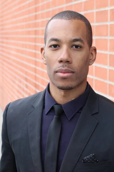 Tuğla Duvarın Önünde Siyah Takım Elbiseli Yakışıklı Afro Amerikan Adamının — Stok fotoğraf