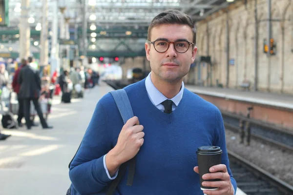 İş adamı retro tren istasyonunda yürüyor