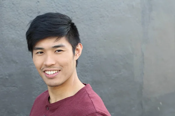 Zblízka Portrét Pohledného Mladého Asijského Muže Před Šedou Stěnou — Stock fotografie