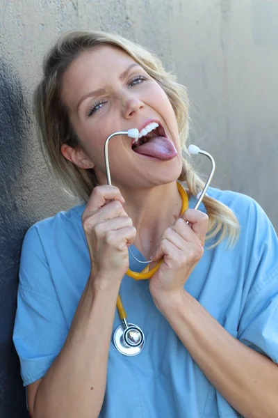 Profissionais Médicos Enfermeira Sorrindo Enquanto Trabalhava Hospital Jovem Linda Loira — Fotografia de Stock