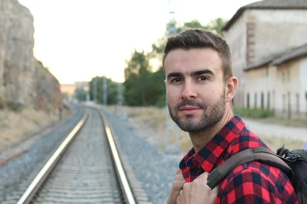 유럽의 지역에서 기차역에서 열차를 기다리고 잘생긴 턱수염을 남자의 — 스톡 사진