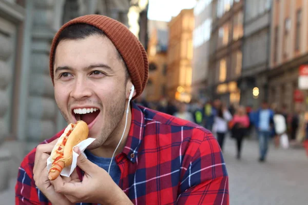 Etnische Man Verslindt Een Hotdog — Stockfoto