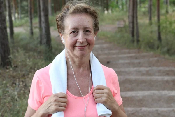 Donna Anziana Riposo Dopo Allenamento Nel Parco — Foto Stock