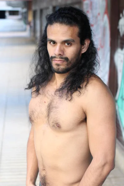 Primer Plano Retrato Guapo Joven Mestizo Sin Camisa Hombre Calle —  Fotos de Stock
