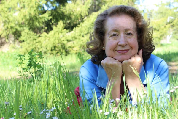 Volwassen Vrouw Het Nemen Van Een Pauze — Stockfoto