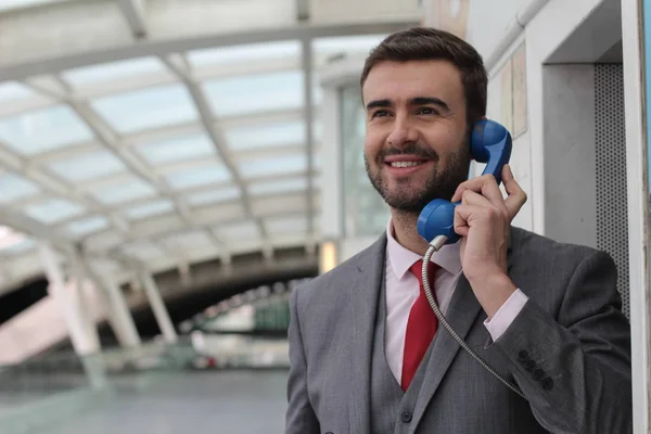 Empresário Ligando Por Telefone Aeroporto — Fotografia de Stock