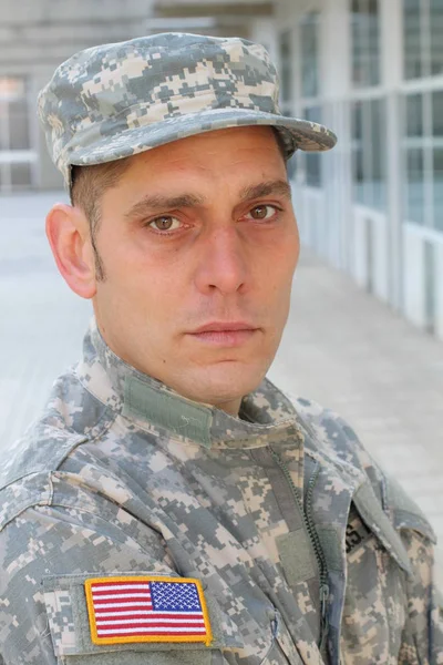 Zblízka Portrét Pohledného Mladého Vojáka Uniformě Ulici — Stock fotografie