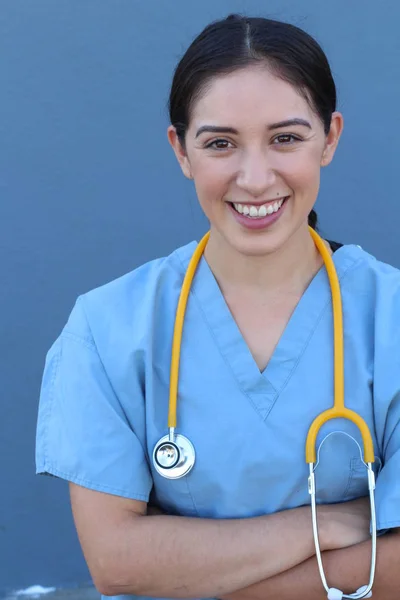 ブルネットスペインの医師女性とともに聴診器スタンディング上の青背景 — ストック写真
