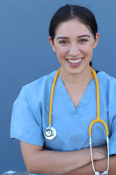 Morena Espanhola Médico Mulher Com Estetoscópio Sobre Fundo Azul — Fotografia de Stock