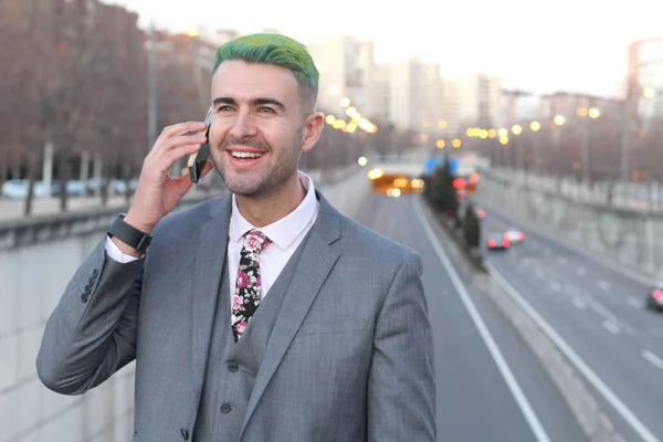 優雅なハンサムな男とともに緑の髪の話電話で街 — ストック写真