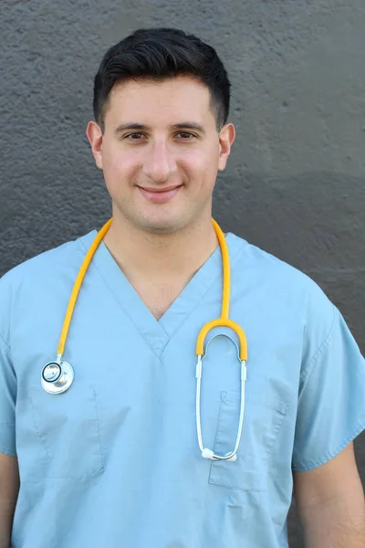 Primer Plano Retrato Guapo Joven Médico Con Estetoscopio Frente Pared —  Fotos de Stock