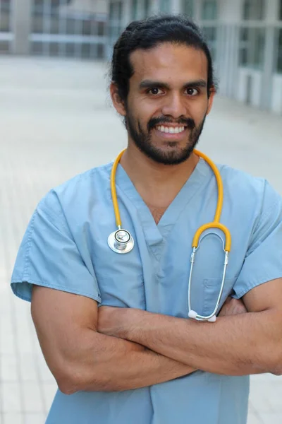 Primer Plano Retrato Guapo Joven Médico Con Estetoscopio Calle —  Fotos de Stock