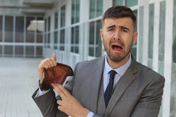 Retrato Cerca Joven Empresario Guapo Sosteniendo Cartera Vacía Calle — Foto de Stock