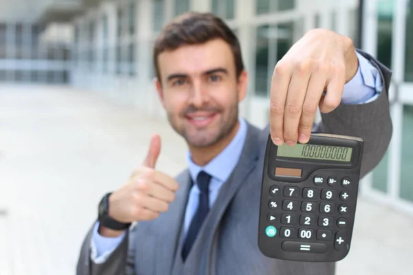 Nahaufnahme Porträt Eines Hübschen Jungen Geschäftsmannes Mit Taschenrechner Auf Der — Stockfoto