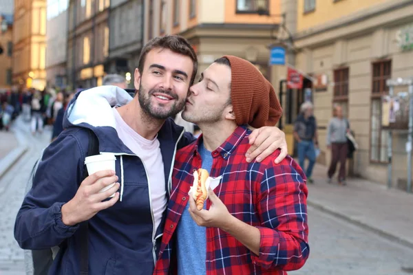 Mooi Homoseksueel Koppel Wandelen Door Straten Van Stad — Stockfoto