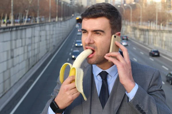 Empresário Sorridente Engraçado Segurando Uma Banana — Fotografia de Stock