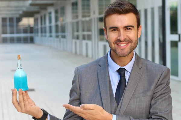 Närbild Porträtt Stilig Ung Affärsman Som Håller Flaska Blå Dryck — Stockfoto