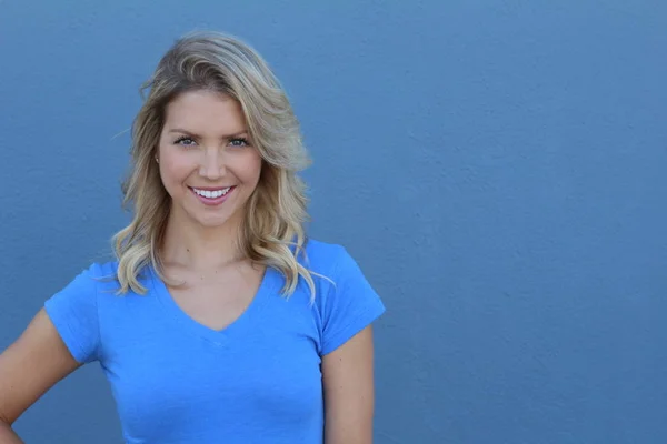 Retrato Cerca Hermosa Chica Rubia Sonriendo Sobre Fondo Azul — Foto de Stock