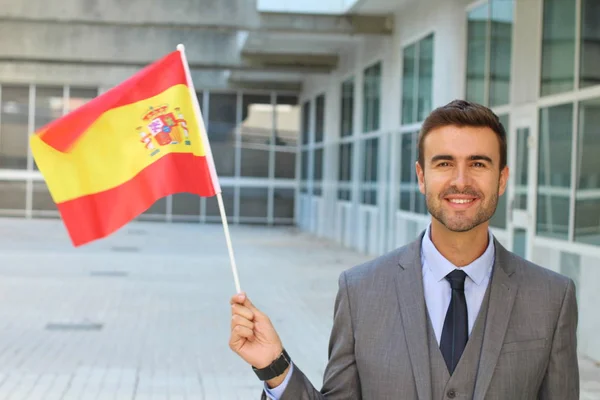 Крупным Планом Портрет Красивого Молодого Бизнесмена Держащего Испанский Флаг Улице — стоковое фото