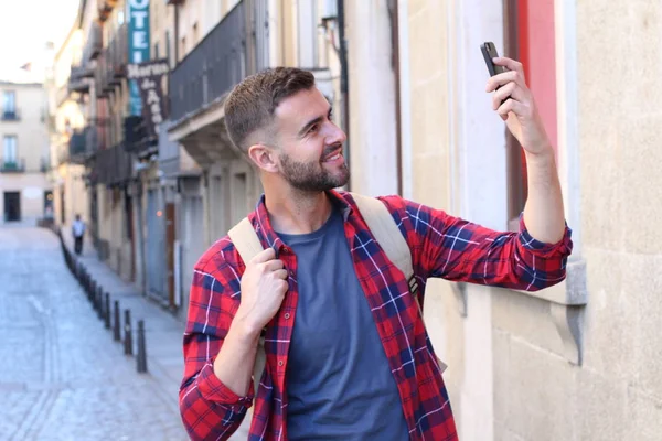 Közeli Portré Jóképű Fiatalember Hátizsákkal Selfie Okostelefonnal Régi Város Utcájában — Stock Fotó