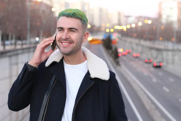 電話で緑の髪の話でトレンドセッター ぼやけた都市の背景 — ストック写真