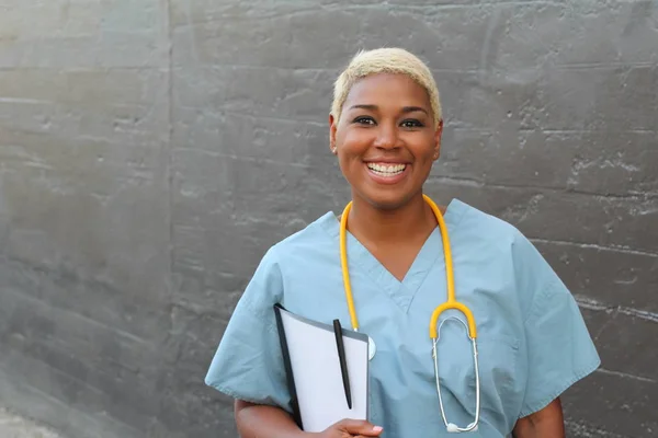 Steteskopu dışarıda duran Afrikalı kadın doktor.
