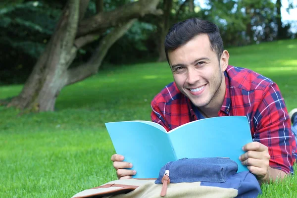 Close Portret Van Knappe Jongeman Studeren Met Notebook Terwijl Liggend — Stockfoto