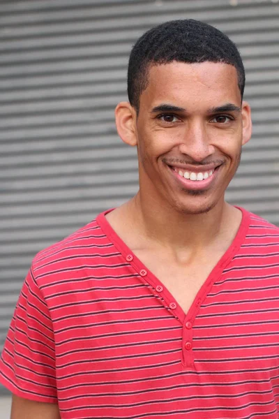 Retrato Cerca Del Joven Afroamericano Guapo Camiseta Roja Delante Pared — Foto de Stock