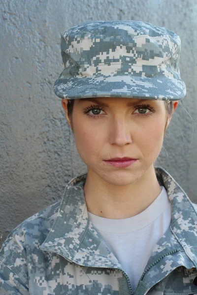 Wspaniała Młoda Kobieta Stroju Wojskowym Szarym Tle — Zdjęcie stockowe
