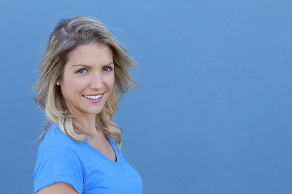 Retrato Cerca Hermosa Chica Rubia Sonriendo Sobre Fondo Azul — Foto de Stock