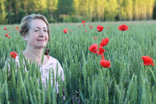 Volwassen Natuurlijke Vrouw Papaverveld — Stockfoto