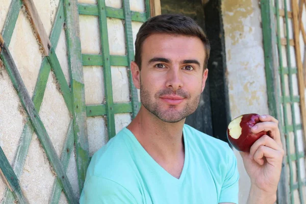 Close Retrato Belo Jovem Comendo Maçã Vermelha Frente Parede — Fotografia de Stock