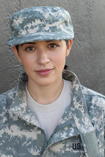 Retrato Una Hermosa Joven Con Chaqueta Sombrero Estilo Militar Verde —  Fotos de Stock