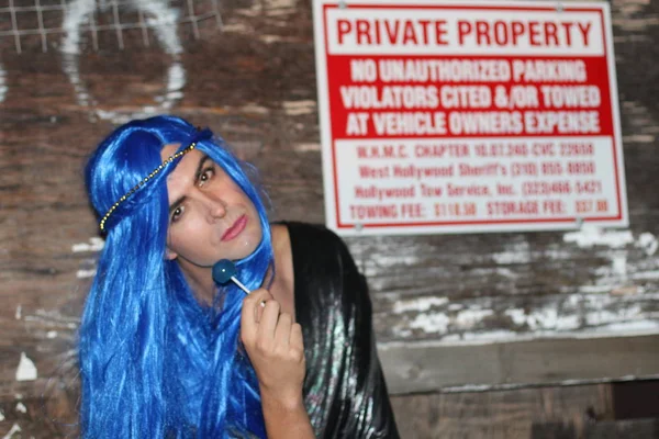 ストリートで青い髪とロリポップを持つ若いトランスセクシャルのクローズアップ肖像 — ストック写真