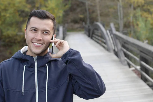 Carrera Mixta Masculina Haciendo Llamada Otoño Con Espacio Copia — Foto de Stock