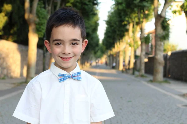 Close Portret Van Stijlvolle Jongen Wit Shirt Strikje Buiten — Stockfoto