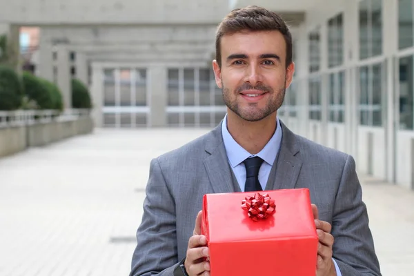 Bonito Homem Negócios Segurando Presente — Fotografia de Stock