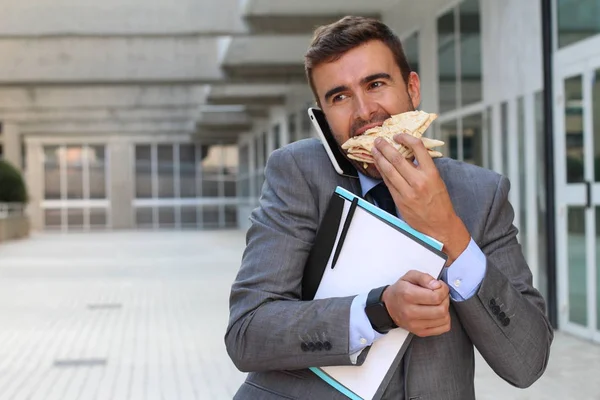 Zakenman Wandelen Eten Hetzelfde Moment — Stockfoto