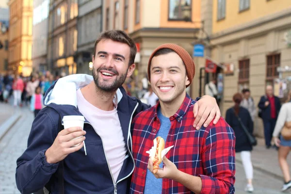 Mooi Homoseksueel Koppel Wandelen Door Straten Van Stad — Stockfoto