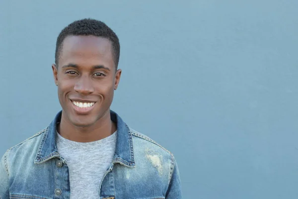 Крупным Планом Портрет Красивого Молодого Африканского Американца Перед Синей Стеной — стоковое фото