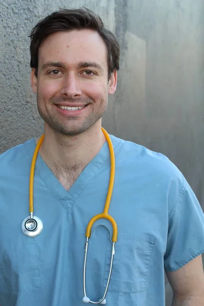 Primer Plano Guapo Joven Médico Con Estetoscopio Frente Pared Gris — Foto de Stock