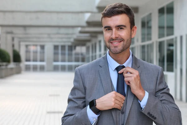 Homem Profissional Ajustando Sua Gravata — Fotografia de Stock
