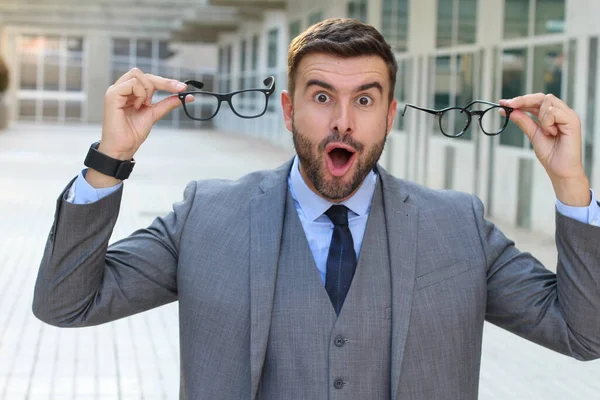 Close Retrato Belo Jovem Empresário Com Óculos Mostrando Expressão Animada — Fotografia de Stock