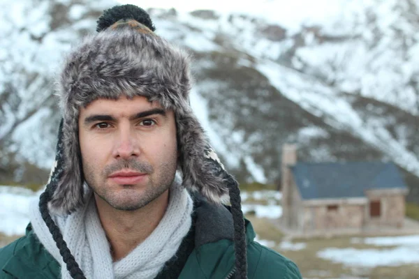 Eskimo erkek, elinde fotokopi aletiyle dışarıda duruyordu.