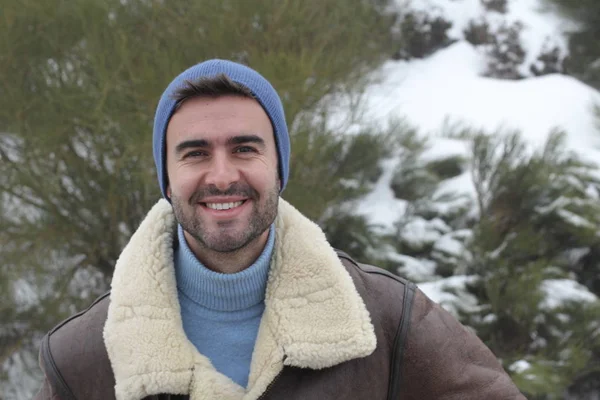 Retrato Cercano Hombre Joven Guapo Con Trajes Cálidos Sobre Naturaleza — Foto de Stock